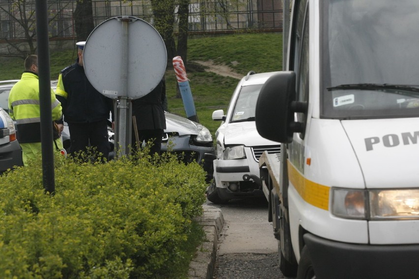 Stłuczka na ulicy Piastowskiej w Legnicy (ZDJĘCIA)