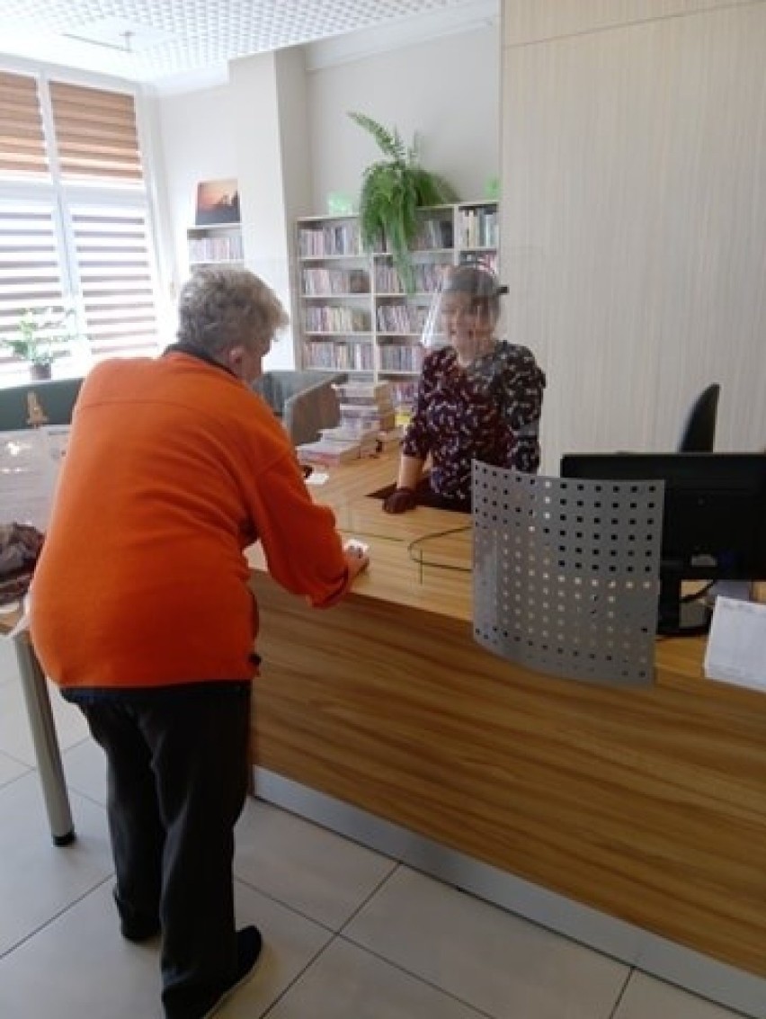 Biblioteka w Pińczowie znów otwarta dla czytelników. Obowiązują nowe zasady bezpieczeństwa i wypożyczania książek