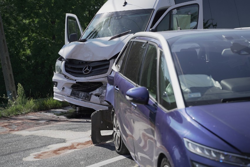 Siedem osób rannych w zderzeniu busa z samochodem osobowym w Kołaczycach [ZDJĘCIA]