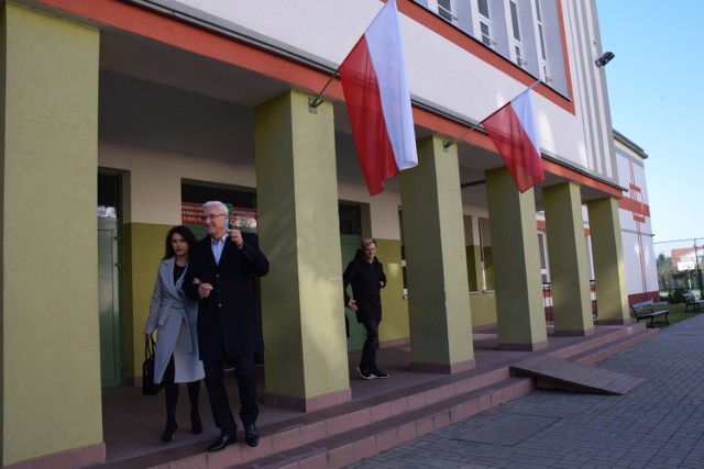 Prezydent Wadim Tyszkiewicz z małżonką tuż po głosowaniu