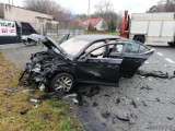 Wypadek na drodze krajowej nr 46 pod Dąbrową. Zginęły dwie osoby, a jedna jest ranna