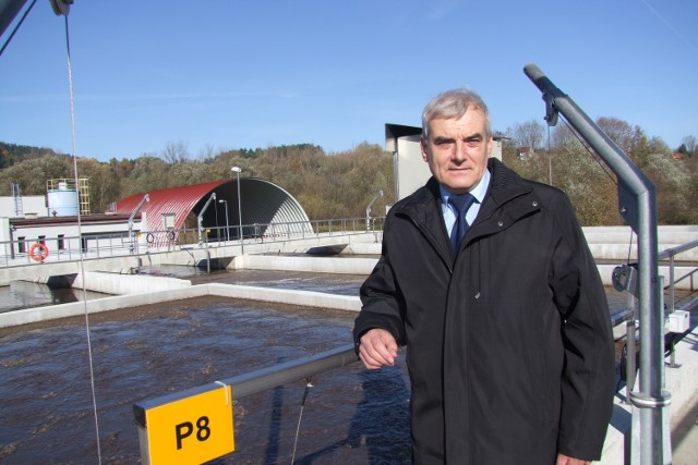 Leszek Greń prezentuje przebudowaną oczyszczalnię ścieków w Cięcinie.