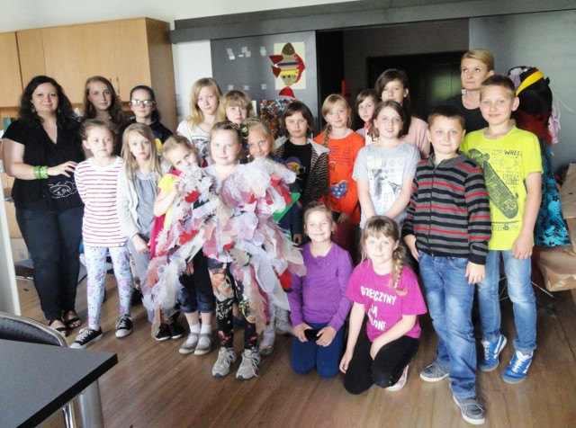 Kolorowa lokomotywa zabrała dzieci ze Złoczewa do muzeum włókiennictwa
