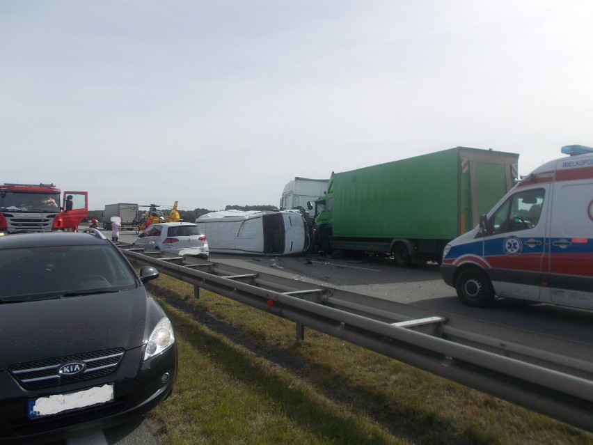 Karambol na autostradzie A2 w miejscowości Kowalewek, gmina Rzgów. Czterem osobom poszkodowane 