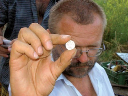 Dariusz Rozmus z jednął z pierwszych znalezionych monet - w sumie jest ich ponad 1000.