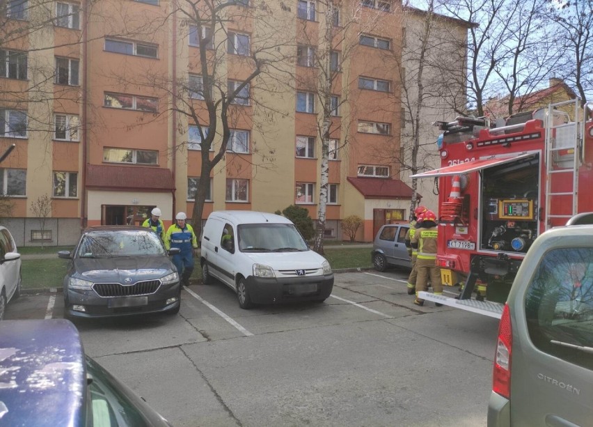 Akcja straży pożarnej na ulicy Brandstaettera w Tarnowie. Kłęby dymu w mieszkaniu w jednym z bloków