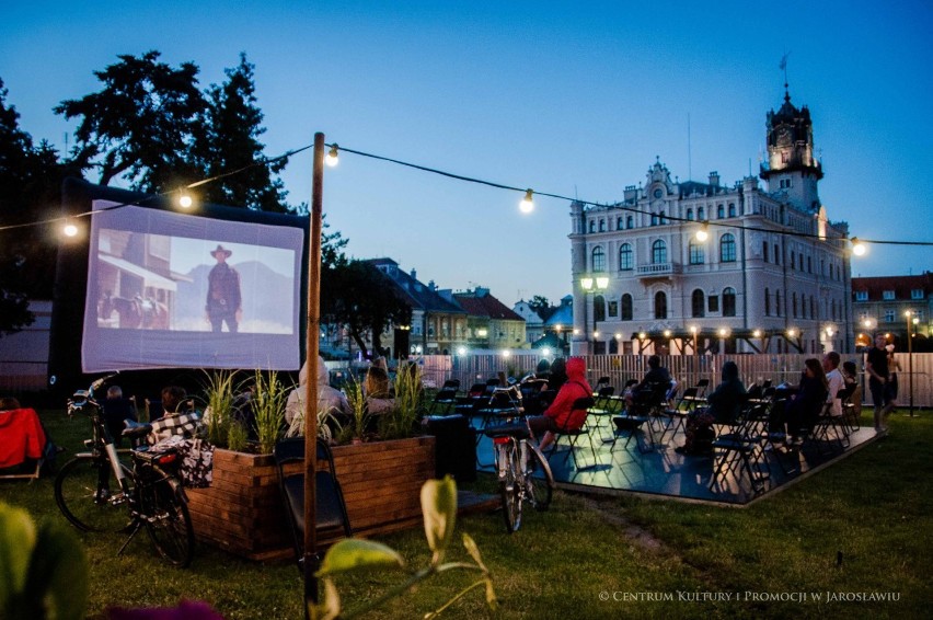 Pierwszy seans "Kina Pod Gwiazdami" w Jarosławiu. Letnie kino plenerowe organizuje Centrum Kultury i Promocji w Jarosławiu [ZDJĘCIA]