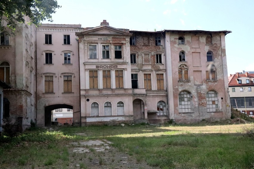 Ustawiane są rusztowania na ścianach zabytkowego Browaru w Legnicy, zobaczcie zdjęcia