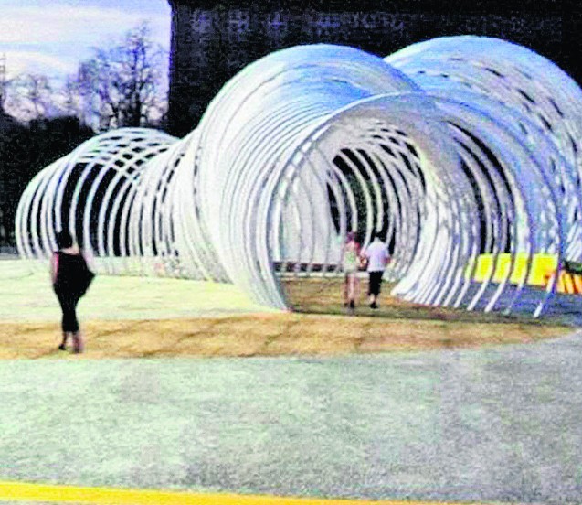 Zaprojektowali ażurowy tunel i nasypy ziemi w kształcie fal