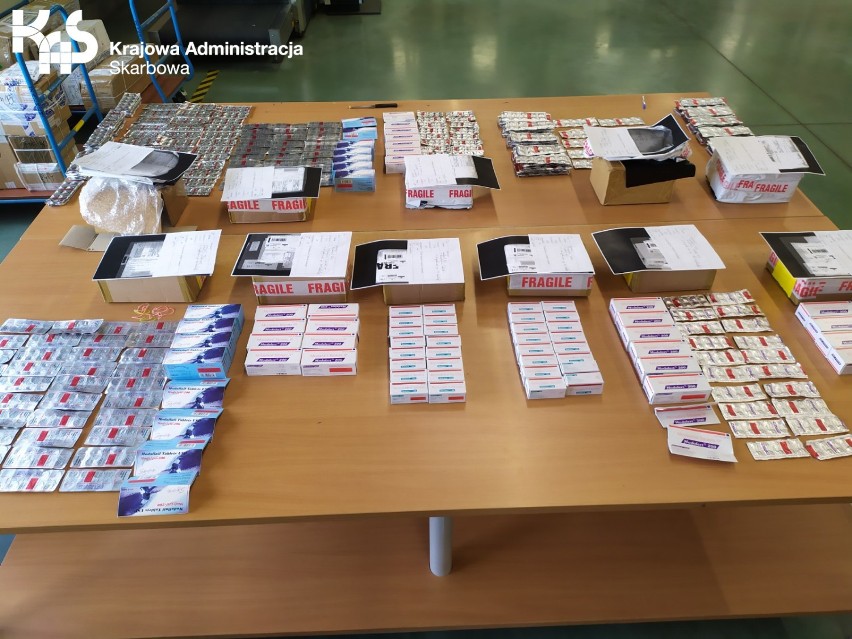 Nielegalne leki, papierosy, narkotyki przechwytują w Oddziale Celnym Pocztowym w Pruszczu Gdańskim