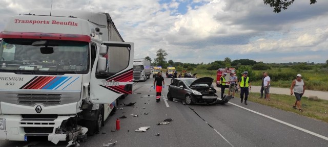 Zderzenie dwóch aut osobowych i ciężarówki na Drodze Krajowej nr 91 w Chełmnie