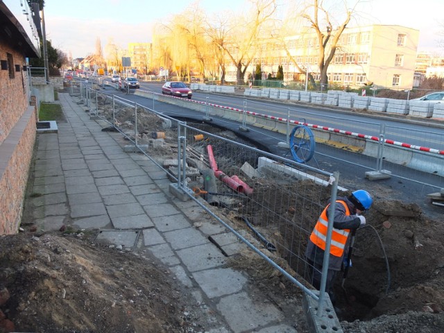 Zgodnie z umową firmy Skanska z Miejskim Zarządem Dróg wszystkie prace na przebudowywanej ulicy Niemodlińskiej powinny zakończyć się w sobotę, 20 stycznia
