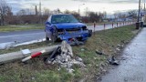 Opole. Pijana 22-latka rozbiła auto na latarni. Jej pasażerka została ranna. Też była nietrzeźwa