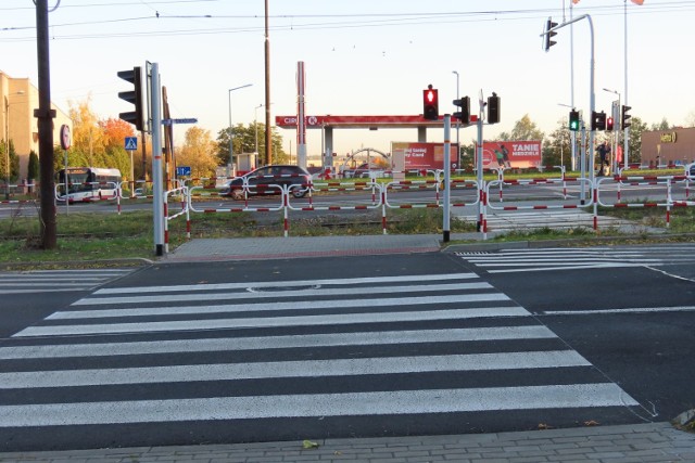 Nowa sygnalizacja świetlna na drodze wojewódzkiej 910 (al. Kołłątaja) w Będzinie pozwala już bezpiecznie przejść pieszym przez ruchliwą ulicę 

Zobacz kolejne zdjęcia/plansze. Przesuwaj zdjęcia w prawo - naciśnij strzałkę lub przycisk NASTĘPNE