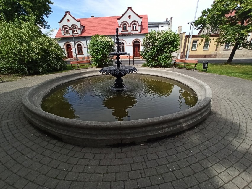 Okrągła fontanna na plantach przy "Domu Katolickim" w Rawiczu
