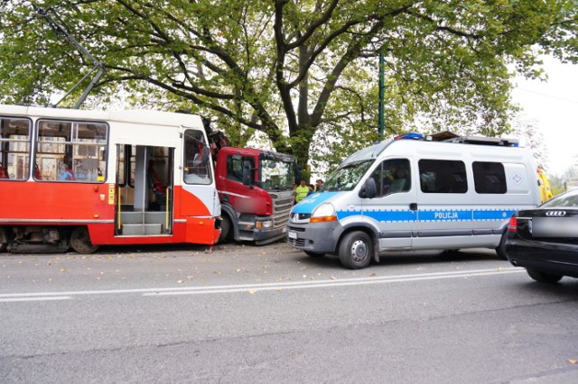Zderzenie tramwaju z ciężarówką w Rudzie Śląskiej. Policja szuka świadków