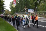 Jubileuszowa piesza pielgrzymka z Człuchowa do Zamartego - wierni z człuchowskich parafii wyruszyli w drogę już po raz 20. ZDJĘCIA