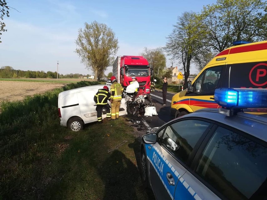 Groźny wypadek osobówki i dwóch pojazdów ciężarowych w...