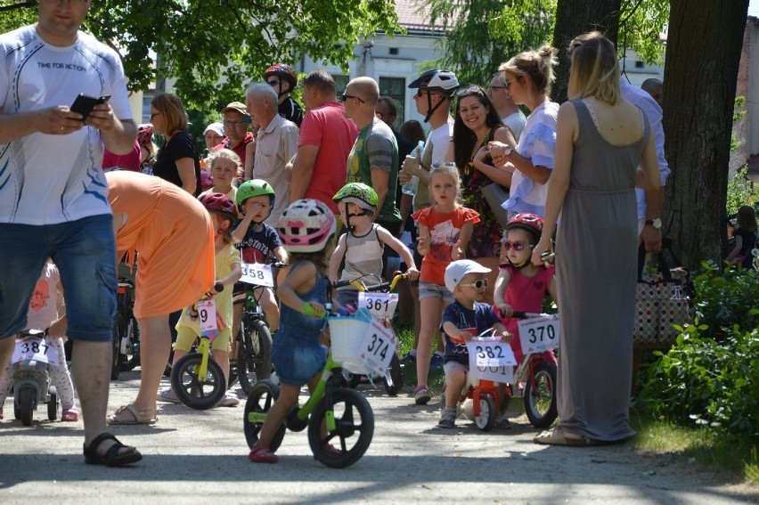 Skierniewice ROAD RACE: najmłodsi kolarze rywalizowali w parku miejskim