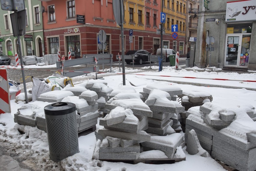 Zima zastopowała prace w kaliskim Śródmieściu. Jaki jest ich...