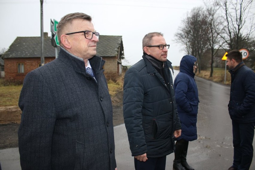 Przebudowana powiatowa droga w gminie Goszczanów gotowa i po otwarciu. Inwestycja przeprowadzona za ponad 2 mln zł ZDJĘCIA