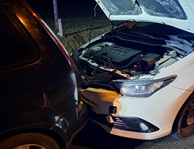 Na ruchliwej drodze auta pozajeżdżały na siebie