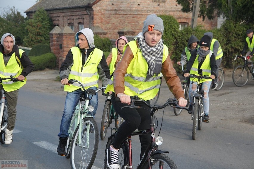 Część młodzieży dojechało rowerami do Gołaszewa, gdzie...