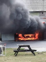 Pożar samochodu zaparkowanego w garażu       