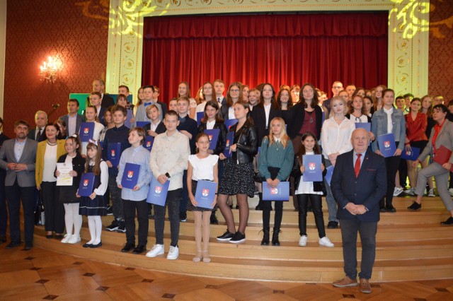 We wtorek 25 października 2022 uczniowie żagańskich szkół otrzymali stypendia burmistrza Żagania Andrzeja Katarzyńca