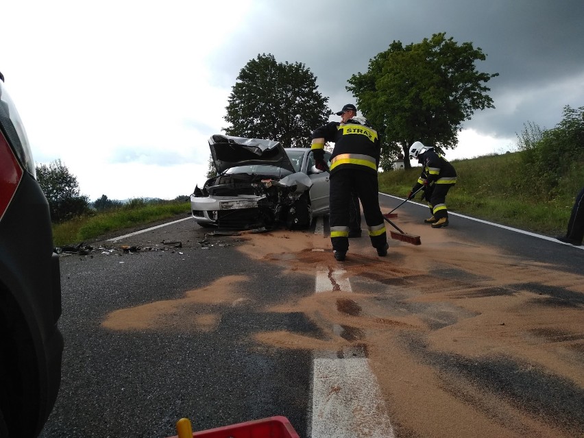 Orawa. Poważny wypadek w Jabłonce. Dwa auta zderzyły się czołówo [ZDJĘCIA]
