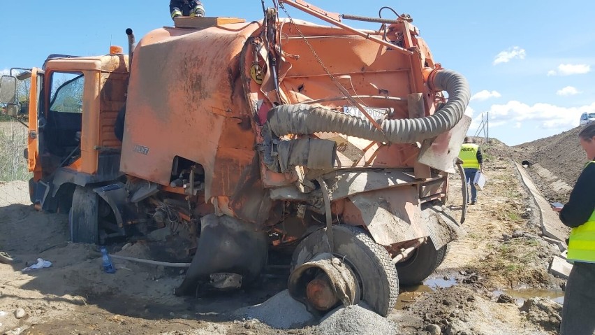 Wypadek na Trasie Kaszubskiej. Na budowanym odcinku w Kamieniu zderzyły się ciężarówki. Obie zsunęły się ze skarpy