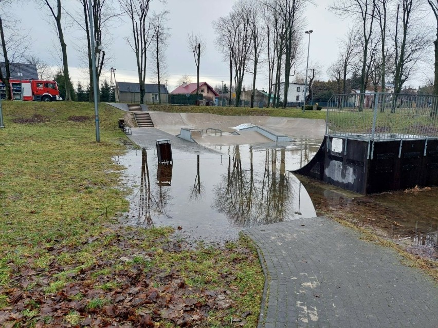 Zalany skatepark w Jędrzejowie. Poziom wody sięgał nawet pół metra