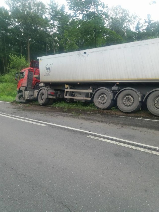 W wypadku brała udział ciężarówka z naczepą