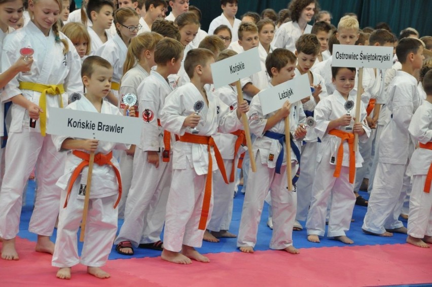 Maraton karate w Skarżysku. Walczyło ponad 300 zawodników! (DUŻO ZDJĘĆ, WIDEO)