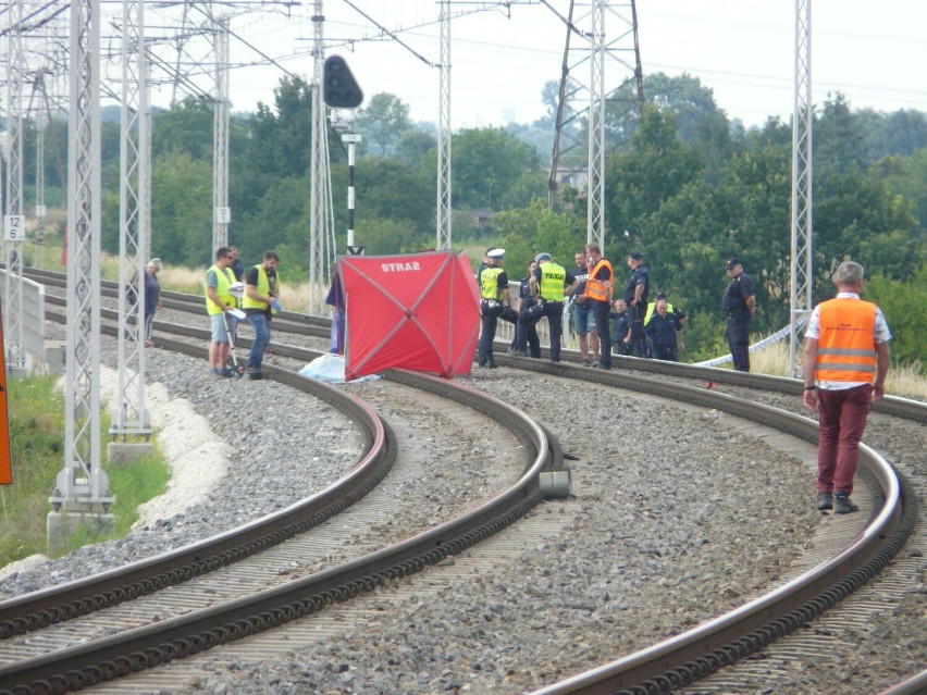 Wypadek w Pabianicach na przejeździe kolejowym. Kobieta wpadła pod pociąg