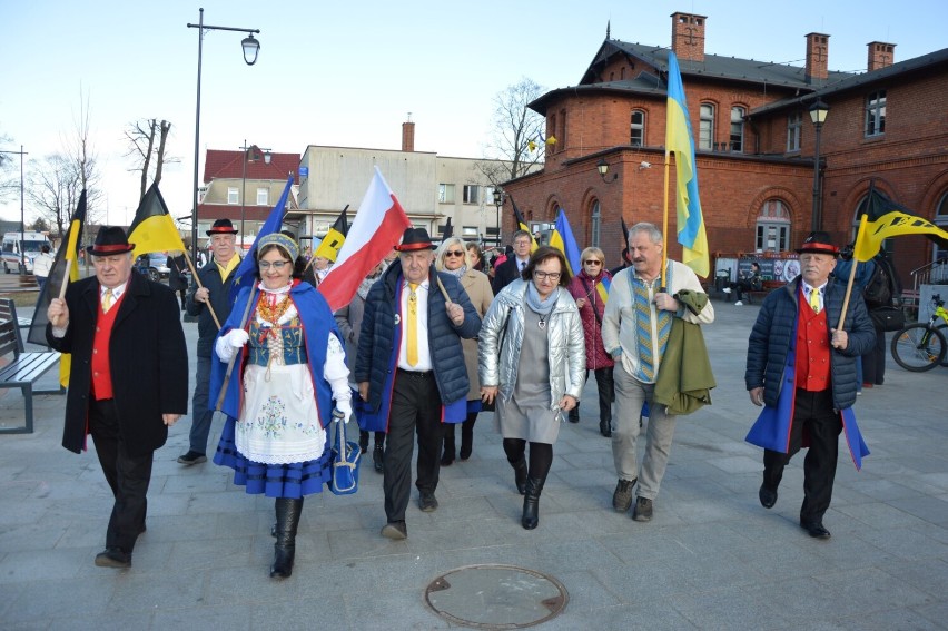 Lębork. Świętując jedność Kaszubi przemaszerowali przez miasto. Wsparli też Ukrainę.