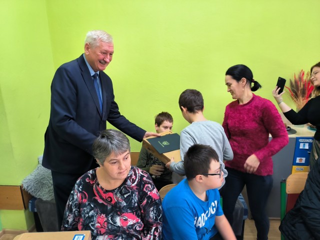Starosta jasielski Adam Pawluś przekazał laptopy uczniom Specjalnego Ośrodka Szkolno - Wychowawczego w Jaśle