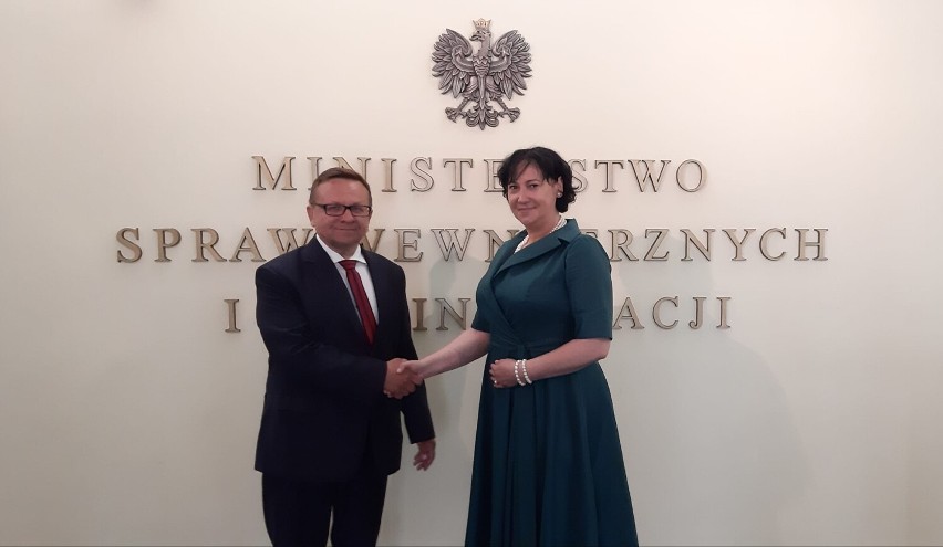 6 lipca wójt Dorota Dąbrowska wraz z posłem Markiem Matuszewskim uczestniczyła w ostatnich rozmowach z wiceministrem Pawłem Szefernakerem w sprawie odzyskania po 153 latach praw miejskich przez Dąbrowice