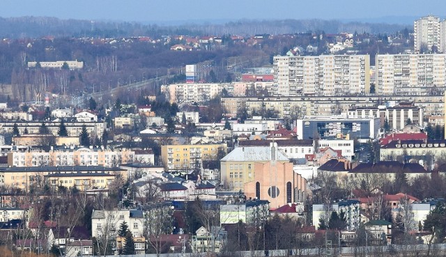 Według danych z sonarhome.pl początkiem listopada 2023 w Tarnowie dostępnych było w sprzedaży 341 ofert mieszkań i domów znajdujących się w 197 budynkach.