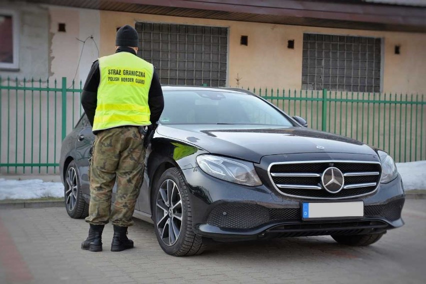 Augustów. Pogranicznicy odzyskali nowiutkiego Mercedesa