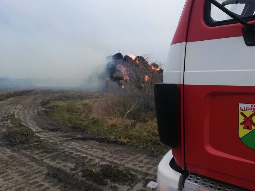 Gm. Nowy Staw. Pożar sterty słomy w Dębinie. Kilka godzin zajęło jej dogaszenie