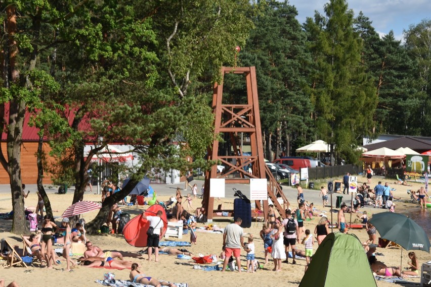 Ludzie nie tylko z okolicy szukają ochłody na Chechłem. Jest tu przepięknie [ZDJĘCIA]