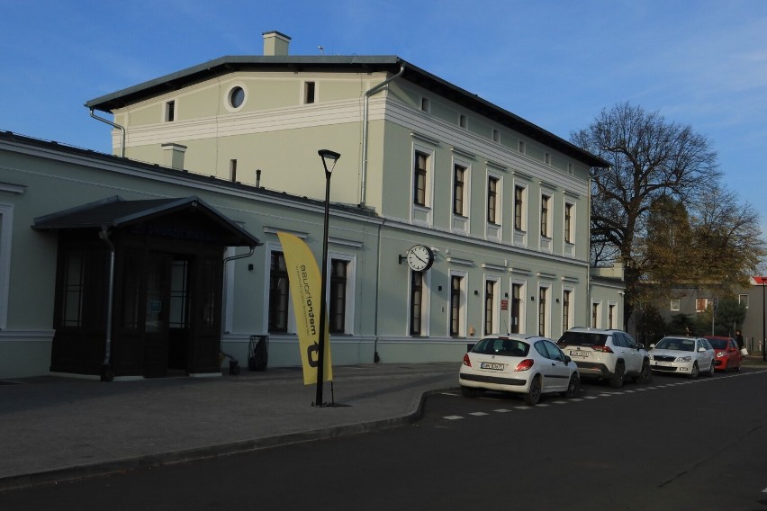 Odnowiony dworzec kolejowy w Kątach Wrocławskich cieszy oczy...