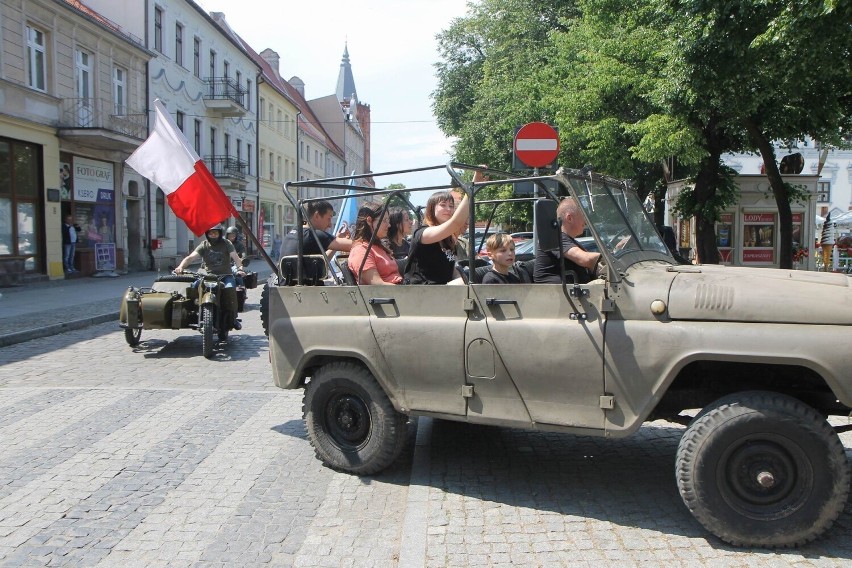 Oldskulowe pojazdy dotarły na starówkę w Chełmnie