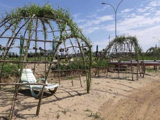 Przygotowania do otwarcia sezonu na Plaży Ostrów koło Przemyśla.