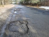 Chrzanów, Libiąż. Trwa łatanie dziur w drogach po zimie. Niektóre zostały poważnie uszkodzone. Potrzebne generalne remonty [ZDJĘCIA]
