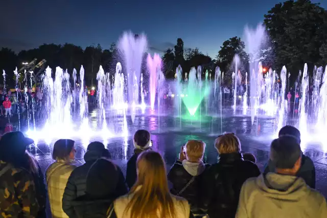Multimedialne fontanny, czyli wyjątkowy spektakl światła, dźwięku i wody powrócił do Parku Szymańskiego na Woli.