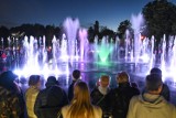 Park Szymańskiego w Warszawie ponownie zachwyca wieczorami. Na Wolę powróciły kolorowe fontanny w muzycznej oprawie