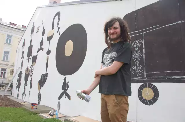 Autorem muralu jest urodzony w Gdańsku 22-letni artysta Stachu Szumski, który tworzy emocjonalne, narracyjne malarstwo.