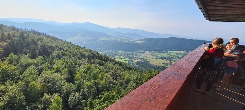 Wieża na Modyni - zwanej Górą Zakochanych turystycznym hitem. Widoki na Beskidy, Tatry i Pieniny [ZDJĘCIA]